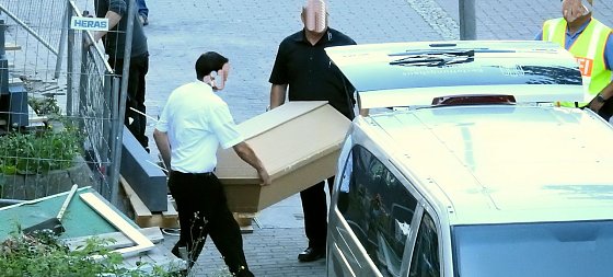 Bild: Gegen Mittag wurde der Leichnam aus dem Haus gebracht