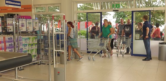 Bild: Rund 25 wollten am Vormittag zu den ersten K&auml;ufern geh&ouml;ren
