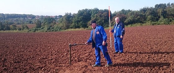 Bild: Hier liegt der Blindg&auml;nger rund drei Meter tief. Im Hintergrund Sprengmeister Andreas West