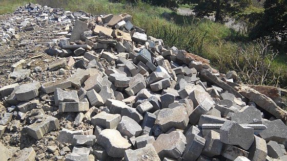 Bild: Wertvolle Pflastersteine finden sich derzeit auf der Deponie beim Tierheim