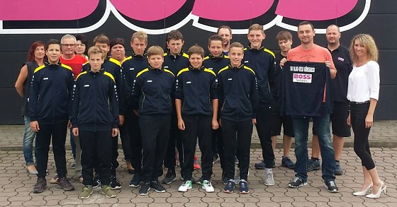 Bild: Neue Trainingsanz&uuml;ge f&uuml;r G&ouml;rsbacher Nachwuchskicker