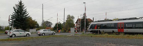 Bild: Schranke oben, Zug f&auml;hrt trotzdem