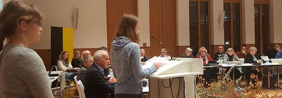 Bild: Sch&uuml;lerinnen des Humboldt-Gymnasiums bei der Lesung