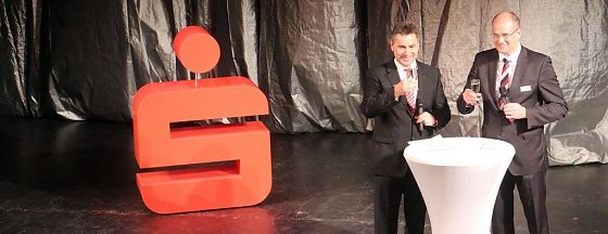 Bild: K&ouml;nnen auch im Januar wieder ansto&szlig;en: Wolfgang Asche und Matthias Jendricke