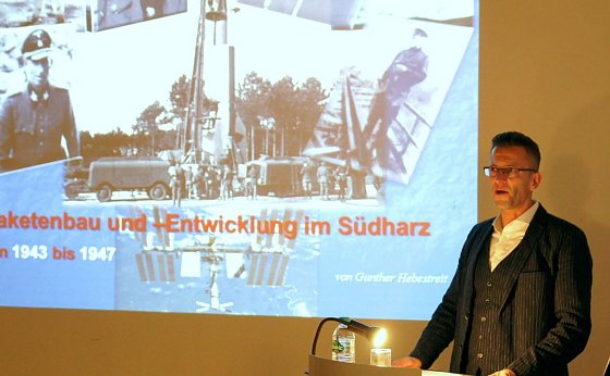 Bild: Hebestreit bei seinem Vortrag