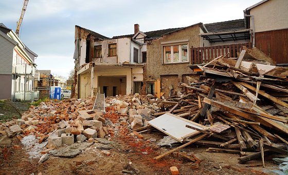 Bild: Blick in den Hof zwischen Sch&auml;rfgasse und Am Altentor: Die Anbauten an die Fachwerkh&auml;user werden abgerissen, der graue DDR-Bau zur&uuml;ckgebaut.