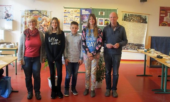 Bild: VOn links: Barbara B&auml;rwinkel, Angelina Buschky (Schulsiegerin), Hannes Willerbach (2. Platz), Melissa G&uuml;rgen (3. Platz), Dietrich Rose