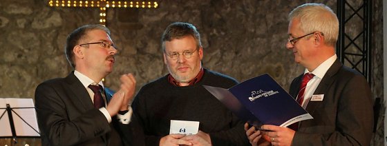 Bild: Der letzte &Ouml;kumenepreis f&uuml;r Thomas Hofereiter (Bildmitte)