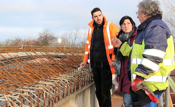 Bild: Polir Enis Dolovac, WVN-Chefin Carmen Lis, Polier Achim Willert