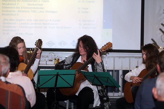 Bild: Musikalisch umrahmt wurde die Feier vom Gitarrenensemble unter Leitung von Daniela Heise