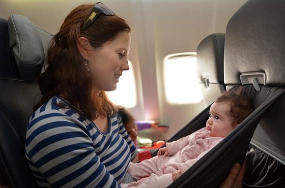 Bild: Flugrecht-Urteil: Auch Babys unter 2 Jahren k&ouml;nnen Anspruch auf volle Entsch&auml;digung bei Flugversp&auml;tungen haben. 