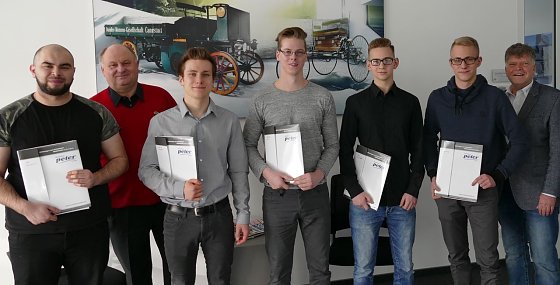 Bild: F&uuml;nf junge M&auml;nner erhielten Anstellungsvertr&auml;ge