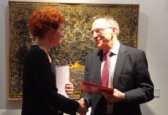 Bild: Wolfgang Pientka ehrt Tina Wohlfarth