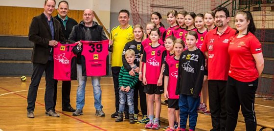 Bild: Spielkleidung &uuml;bergeben