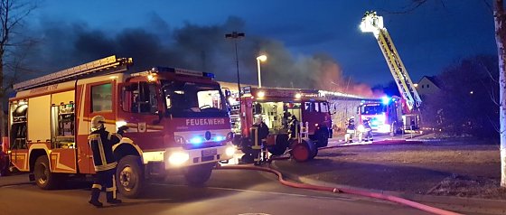 Bild: Brand eines Teils einer Lagerhalle