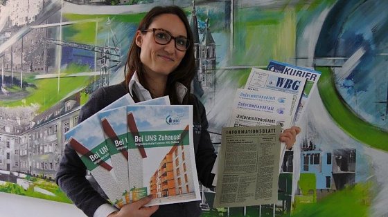 Bild: Mitarbeiterin Gundula Becker pr&auml;sentiert die verschiedenen Formate der Mitgliederinformationen