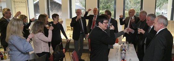 Bild: Gemeinsam angesto&szlig;en