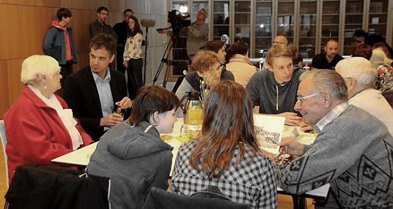 Bild: Gespr&auml;che mit Zeitzeugen