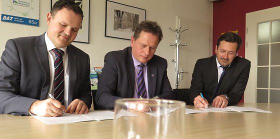 Bild: Von links: Prof. J&ouml;rg Wagner, Matthias Ehrhold und Andreas H&uuml;bner