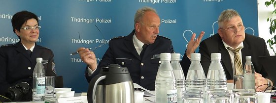 Bild: Von links: Pressesprecherin Fr&auml;nze T&ouml;pfer, LPI-Chef Detlev Schum und Detlef Grabs, Kripoleiter