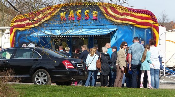 Bild: Anstehen nach Zirkuskarten