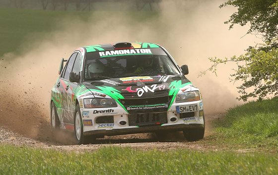 Bild: Das Bild zeigt die Vorjahresgewinner Raphael Ramonat und Sara Phieler auf Mitsubishi Lancer Evo 7. 