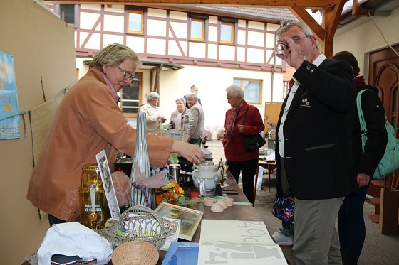 Bild: Gabriele Neumeyer (links) organisiert den Garagenflohmarkt in Niedersachswerfen.