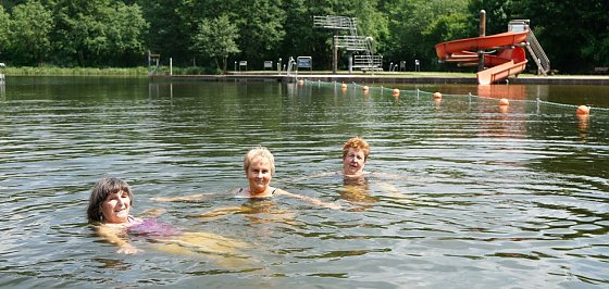 Bild: Anke K&uuml;hne, Anne Daube und Karin Illgen waren die ersten im Wasser. 