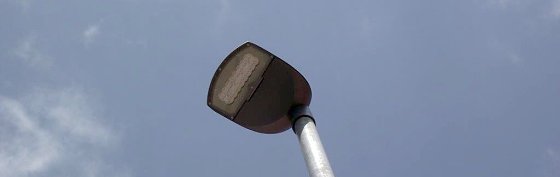 Bild: Diese LED-Stra&szlig;enaterne beleuchtet nur einen kleinen Fleck unterhalb, daf&uuml;r ziemlich hell. Das Umfeld wird nur sp&auml;rlich beleuchtet. Vielleicht liegt es an den mickrigen Mini-Leuchten?