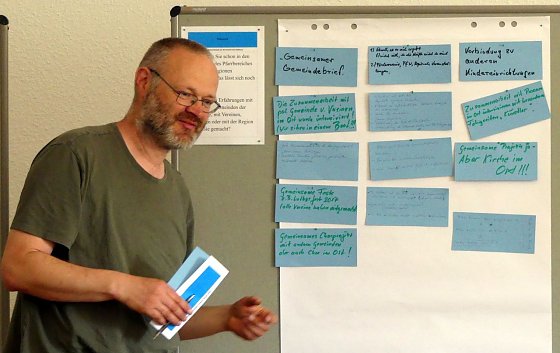 Bild: R&uuml;diger Neitzke pr&auml;sentiert das Ergebnis seiner Gruppe