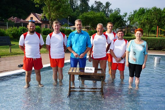 Bild: Harztor-B&uuml;rgermeister Stephan Klante (Mitte), die beiden Schwimmmeister Jens Gottschalk (2.v.l.) und Jens Blumenthal (4.v.r.), die beiden Rettungsschwimmer  Tino Schneider und Roland Gerlach (links), Azubi Felix Etzrodt und Verwaltungsmitarbeiterin Katrin Sch&ouml;nemann im Kinderbecken des Niedersachswerfer Freibades. 