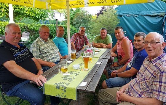 Bild: Am Abend ein Feierabendbier mit Freunden