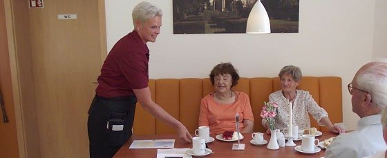 Bild: Immer freundlich und gut gelaunt bedient Jana Schr&ouml;dter die G&auml;ste im Cafe&acute; Mittendrin Am Zuckerweg.