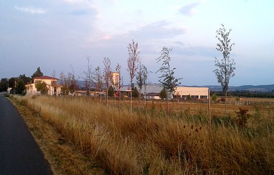 Bild: Industriegebiet bei Urbach, im Hintergrund Henning Bau