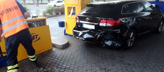 Bild: Crash an der Tankstelle
