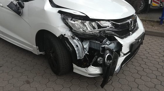Bild: Crash an der Tankstelle