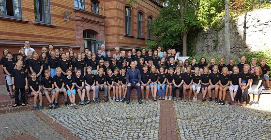 Bild: Sch&uuml;lerinnen und Sch&uuml;ler der 5. Klassen / Klassenlehrerinnen und Klassenlehrer / Tino Pf&ouml;rtner