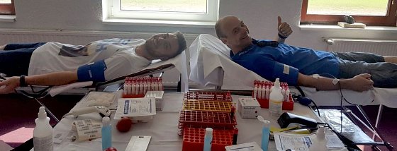 Bild: Sportplatz, Fu&szlig;ball und ein Blutspendetermin