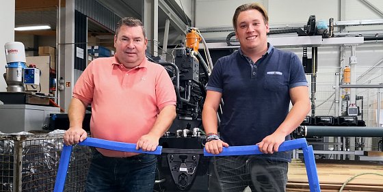 Bild: Frank und Max Kirchhoff in der Produktionshalle der Firma