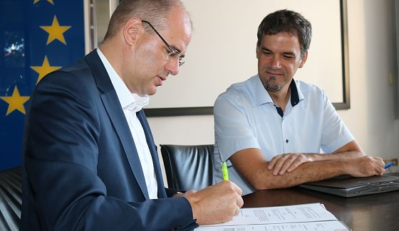Bild: Unterschrieben