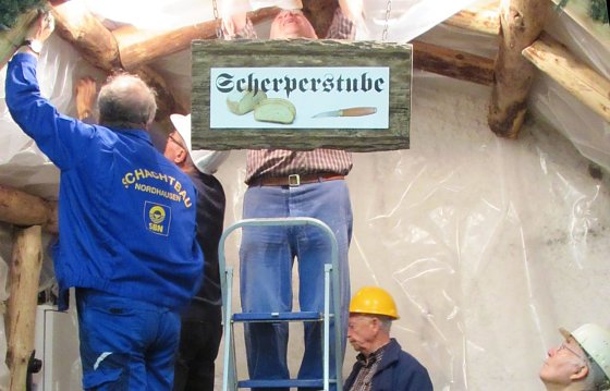 Bild: Kumpels reparieren Scherperstube