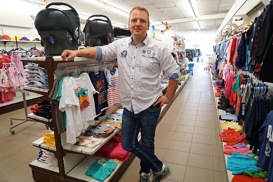 Bild: Tino Schiedung in seinem Ladengesch&auml;ft in Niedersachswerfen.