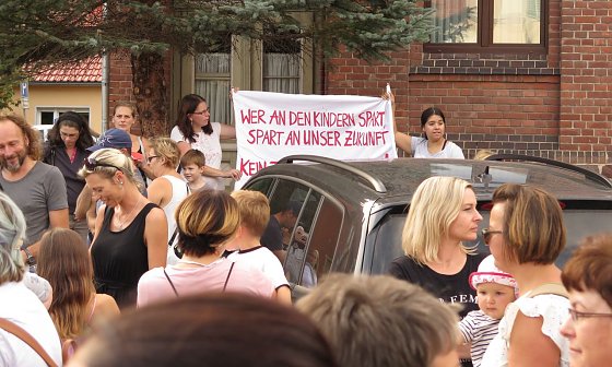 Bild: Protest in Ilfeld gegen m&ouml;glichen Kita-Tr&auml;gerwechsel