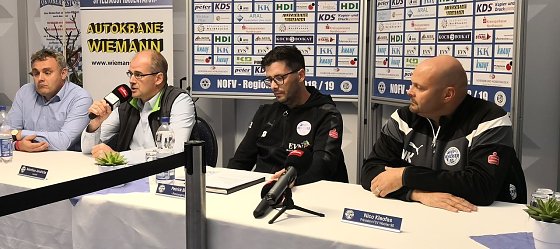 Bild: Pressekonferenz, die Zweite