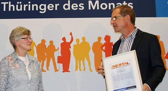 Bild: Christel Laude erh&auml;lt die Ehrung