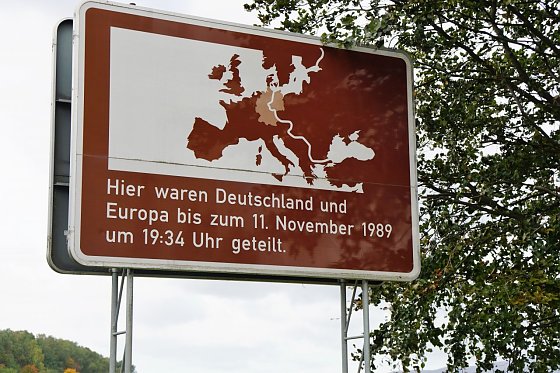 Bild: Tafel an der Landesgrenze zwischen Niedersachsen und Th&uuml;ringen.