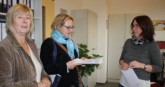 Bild: Barbara Rinke und Heidi Schell &uuml;bergeben Unterschriften und Stellungnahme in Sondershausen