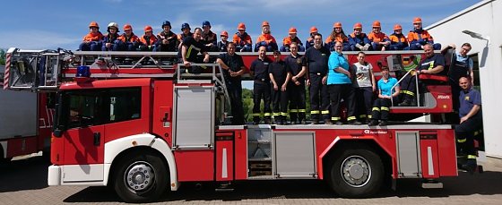 Bild: Junge Brandsch&uuml;tzer in Aktion