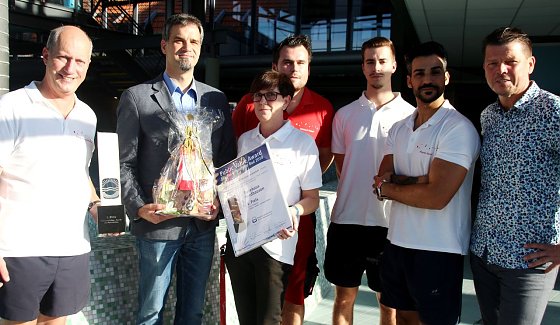 Bild: Gratulation an Badehaus-Team
