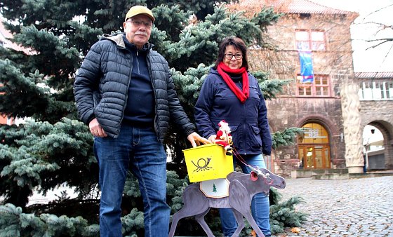 Bild: Gerd und Helga Bosse mit Wunschbriefkasten